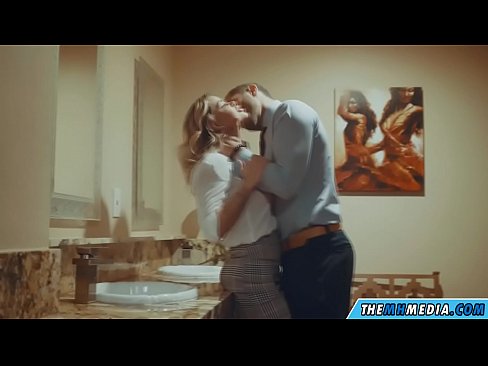 ❤️ Þegar busty ljóska tælir þig á almenningssalerni ❤️ Klámmyndband hjá okkur is.oldsex.ru ❌❤